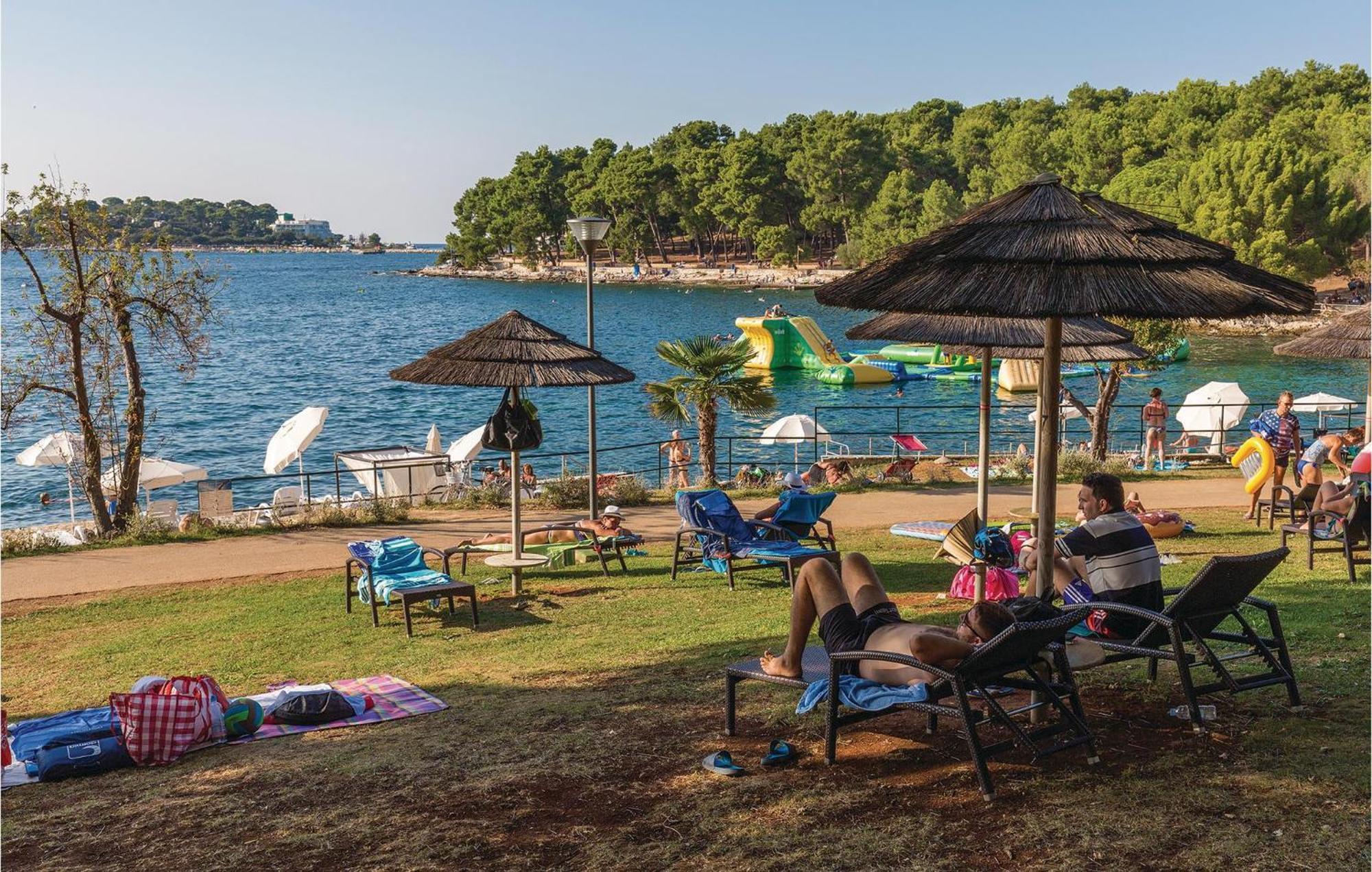 2 Bedroom Beautiful Apartment In Poreč Exteriér fotografie