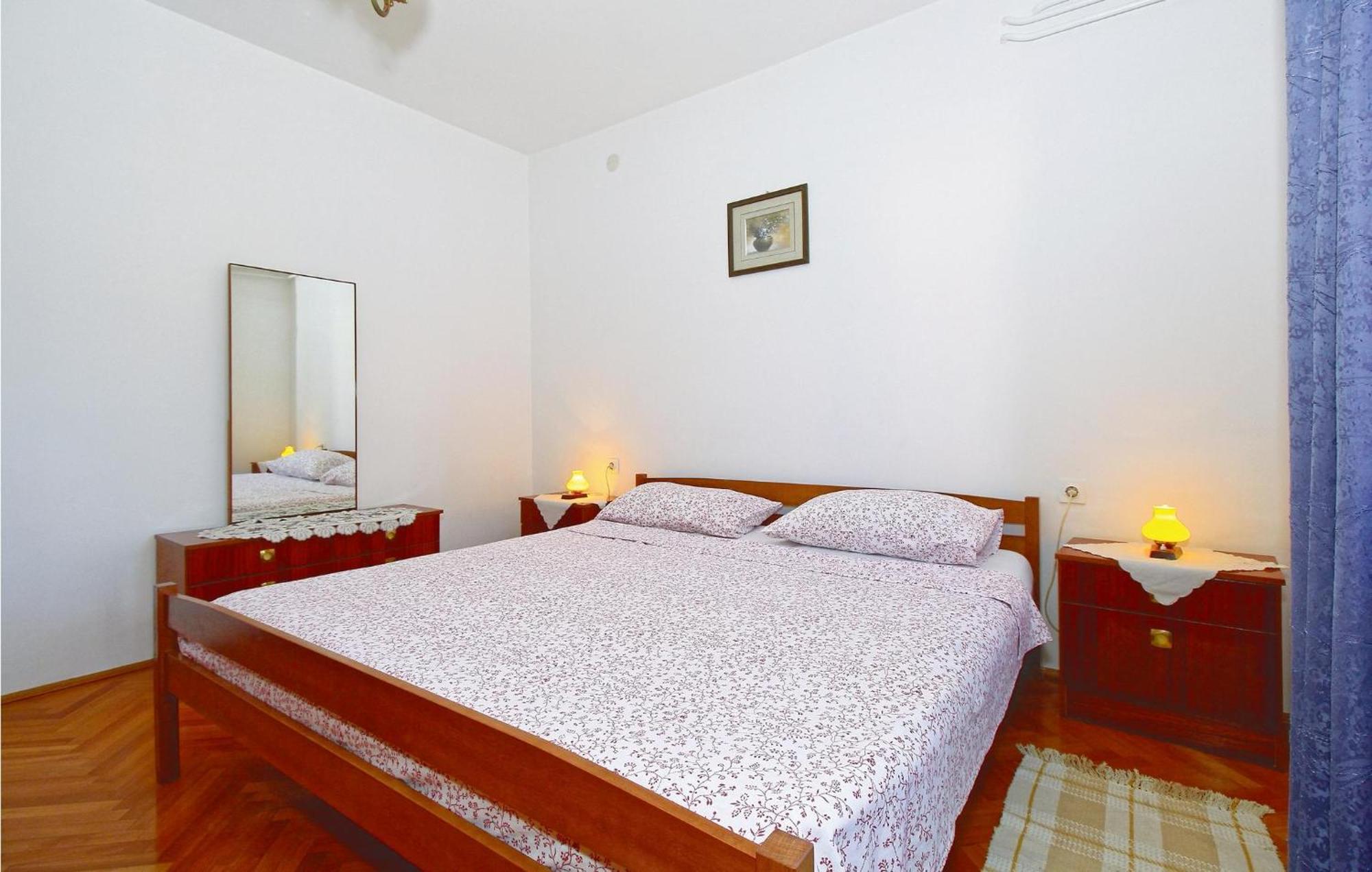 2 Bedroom Beautiful Apartment In Poreč Exteriér fotografie