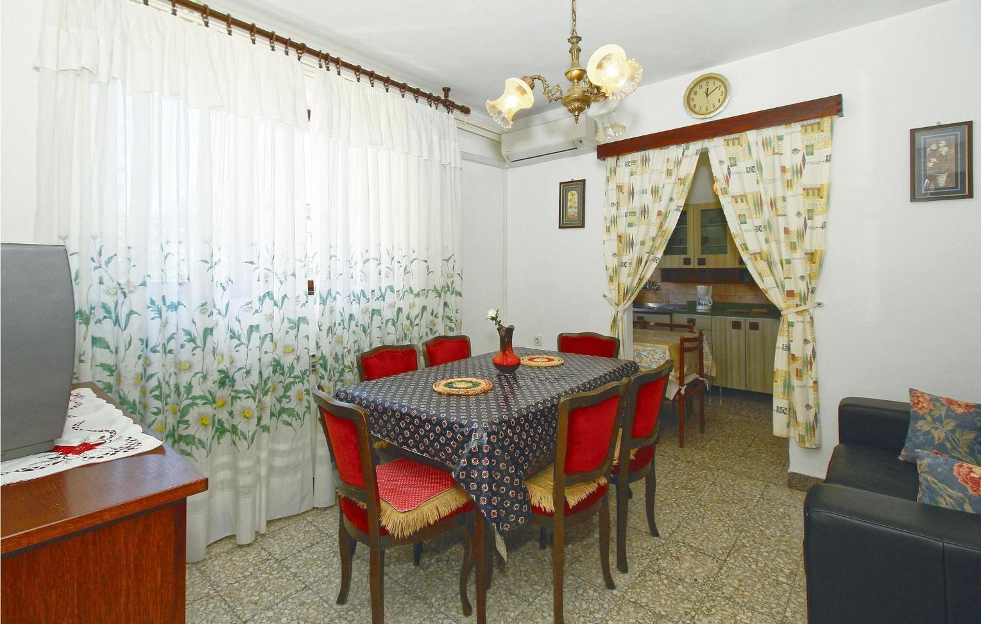 2 Bedroom Beautiful Apartment In Poreč Exteriér fotografie